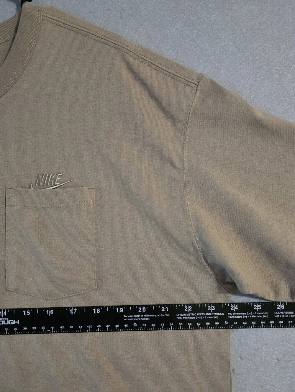 NWT Nike Mens Khaki Premium Essentials Pocket T Shirt Loose Fit Size Large Tall